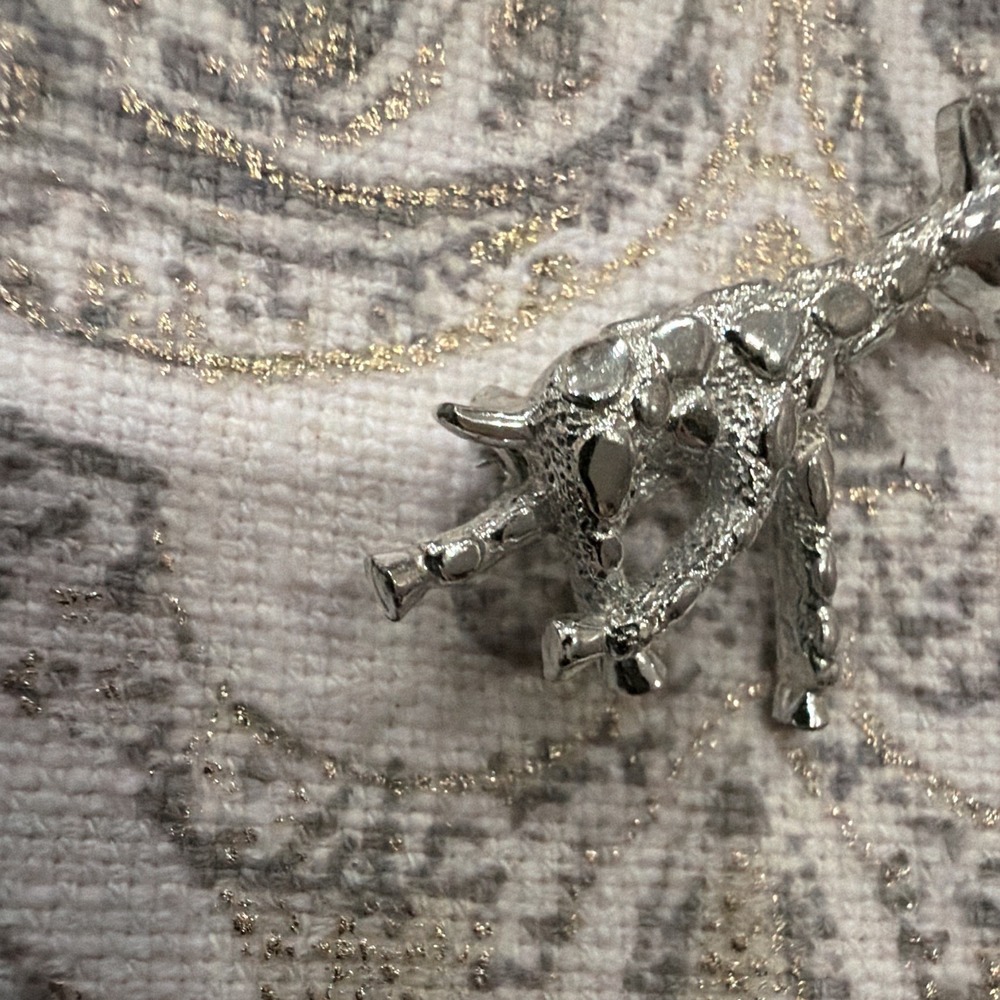 Silver Tone Giraffe Brooch Pin, Metal, Animals & Insects Theme, Pinback Clasp - Picture 3 of 4